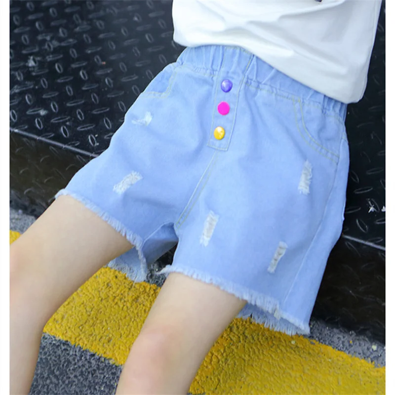Detalle del tejido vaquero en pantalones cortos infantiles