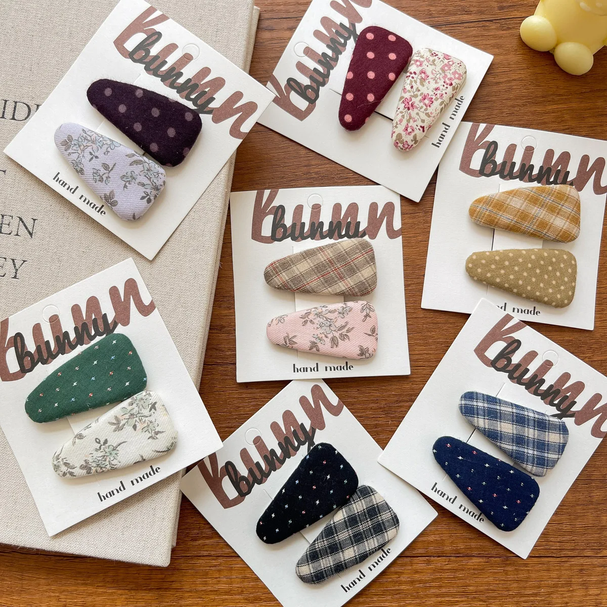 Clips de tela floral con patrón triangular