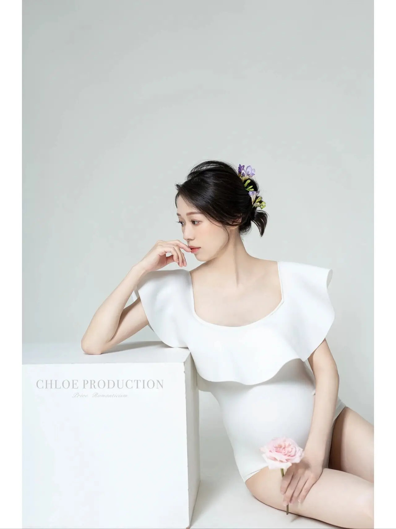 Vestido de maternidad blanco elegante con volantes para fotos - imagen 4