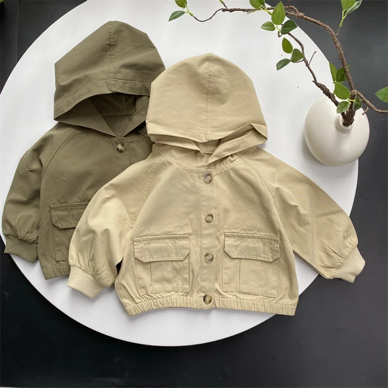 Niño con gabardina de primavera con capucha en exterior