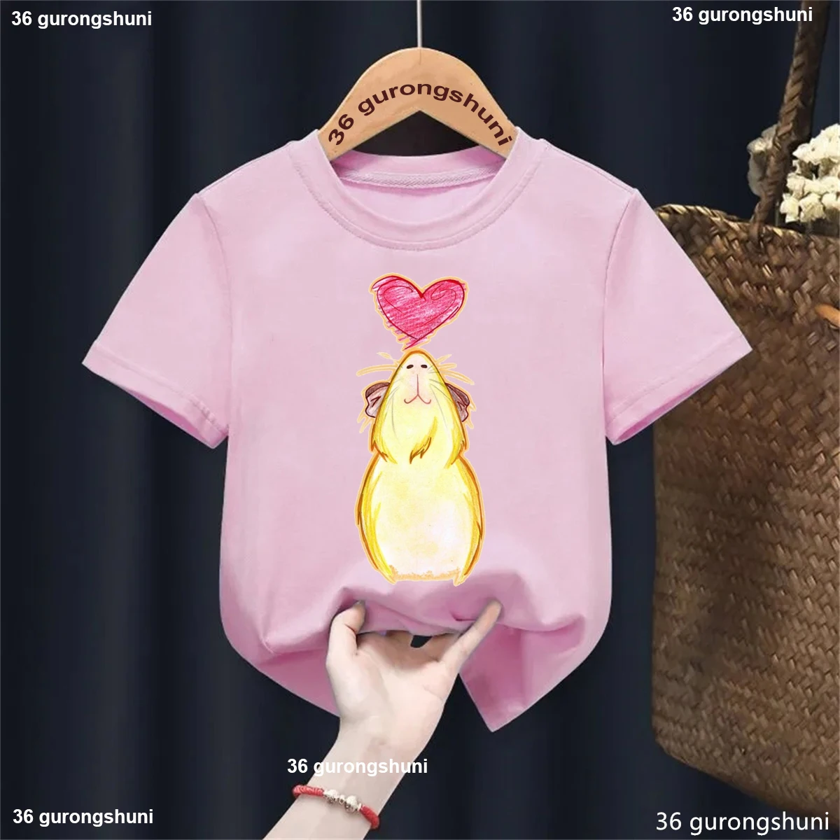 Detalle del estampado y estilo de camiseta de manga corta