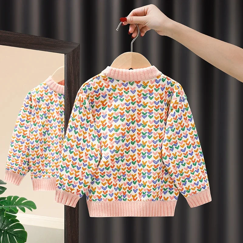 Vista frontal del jersey con detalles de moda