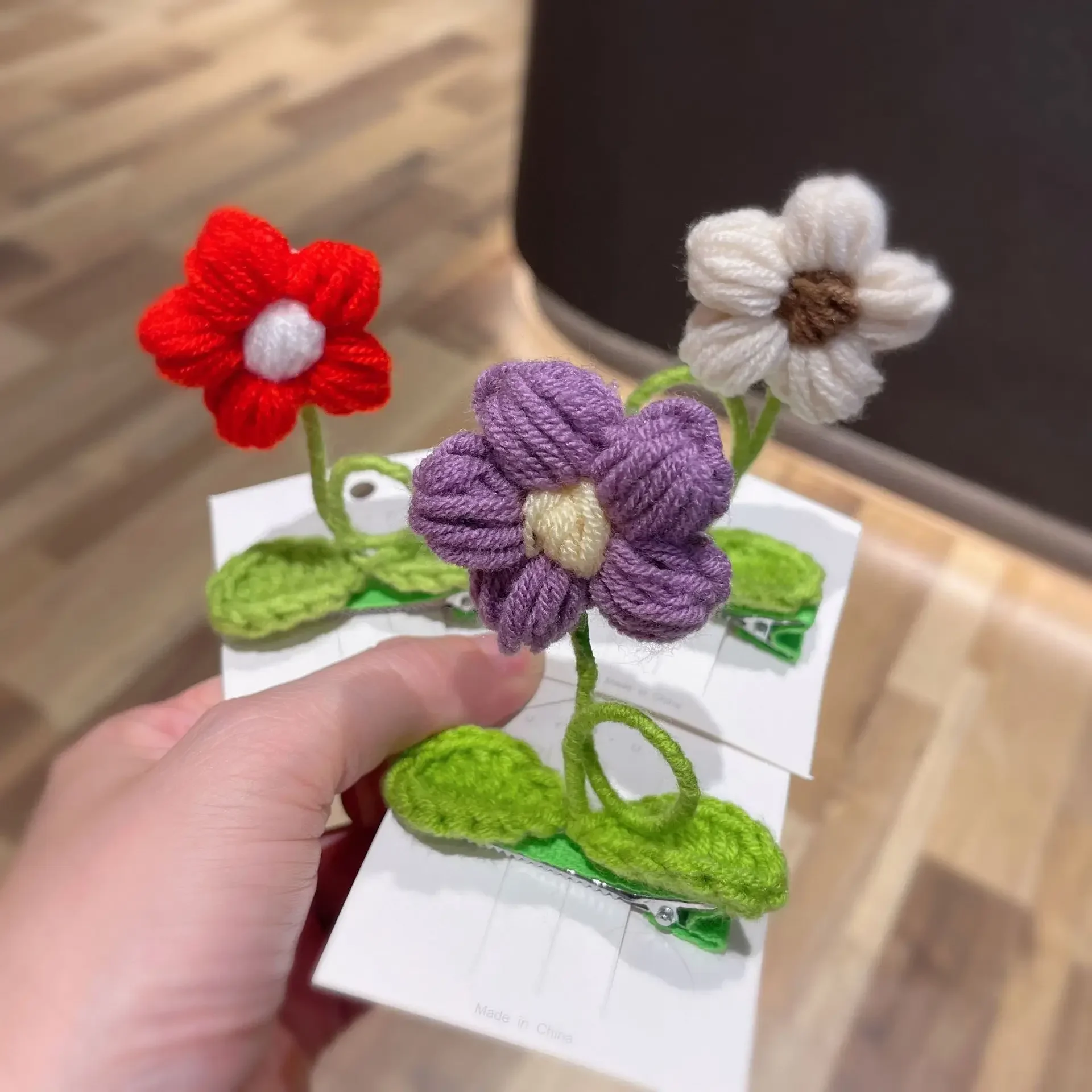 Detalle de la horquilla de cocodrilo con flor tejida