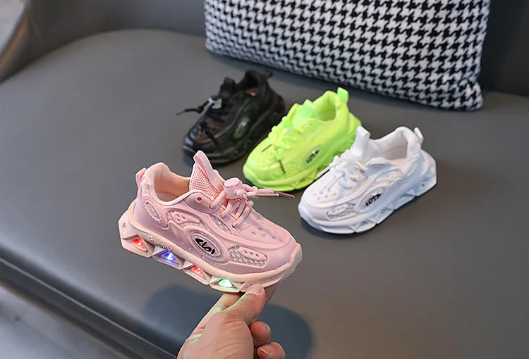 Zapatillas en diferentes colores llamativos