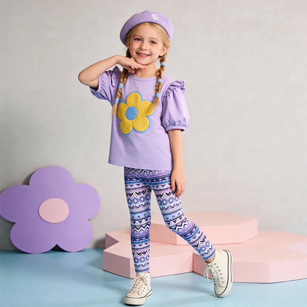 Vista de conjunto infantil con pantalón casual