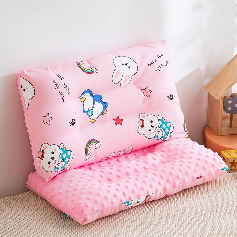 Almohada de terciopelo doudou detalle del dibujo