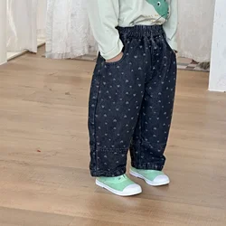 Vaqueros sueltos de primavera para niños con estampado corazones