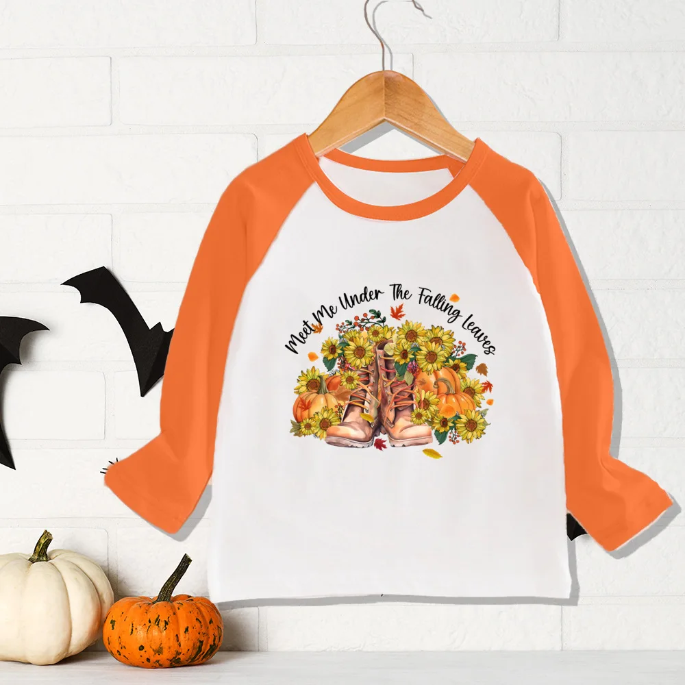 Camiseta combinada con pantalón vaquero en ambiente de otoño