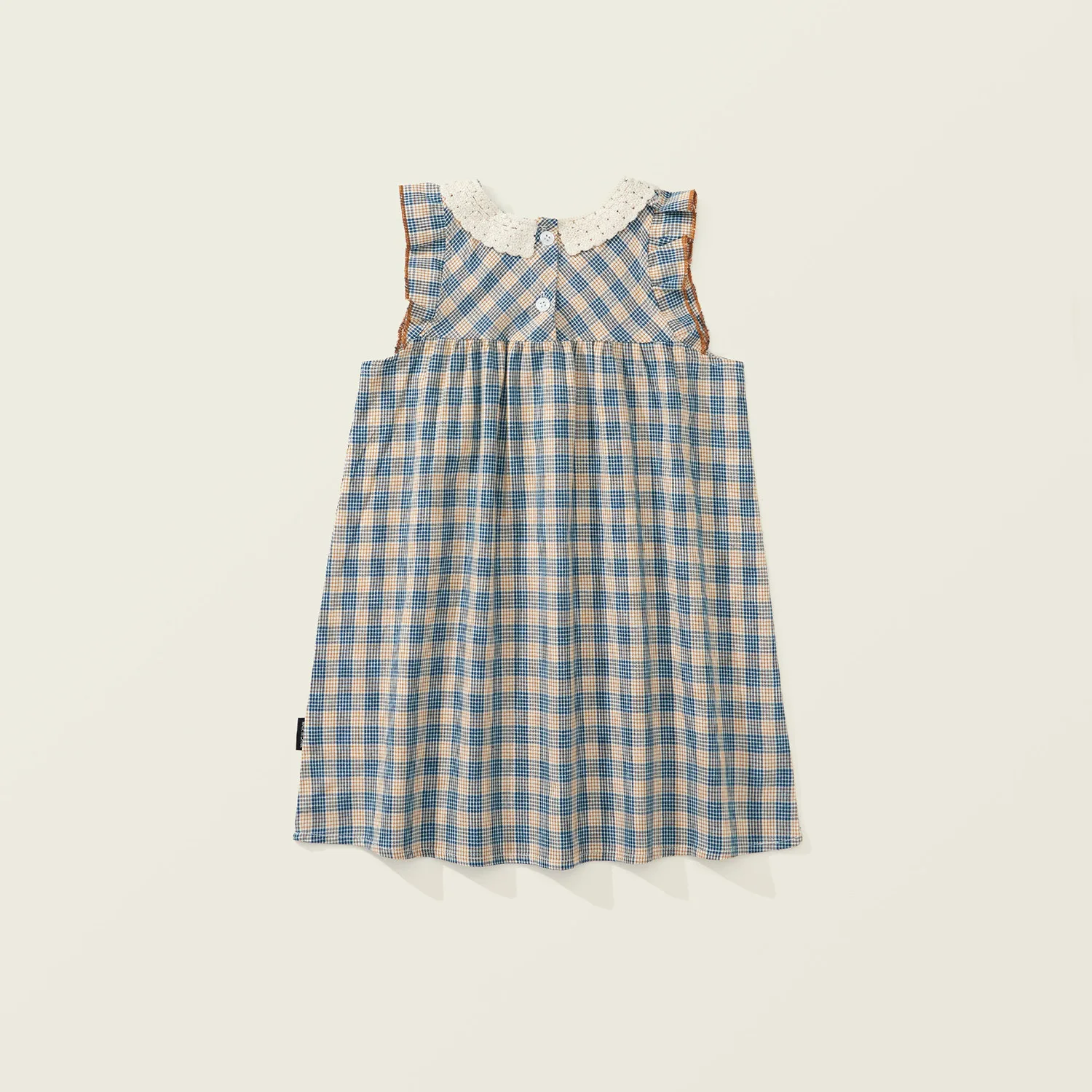 Niña vistiendo el vestido a cuadros coreano