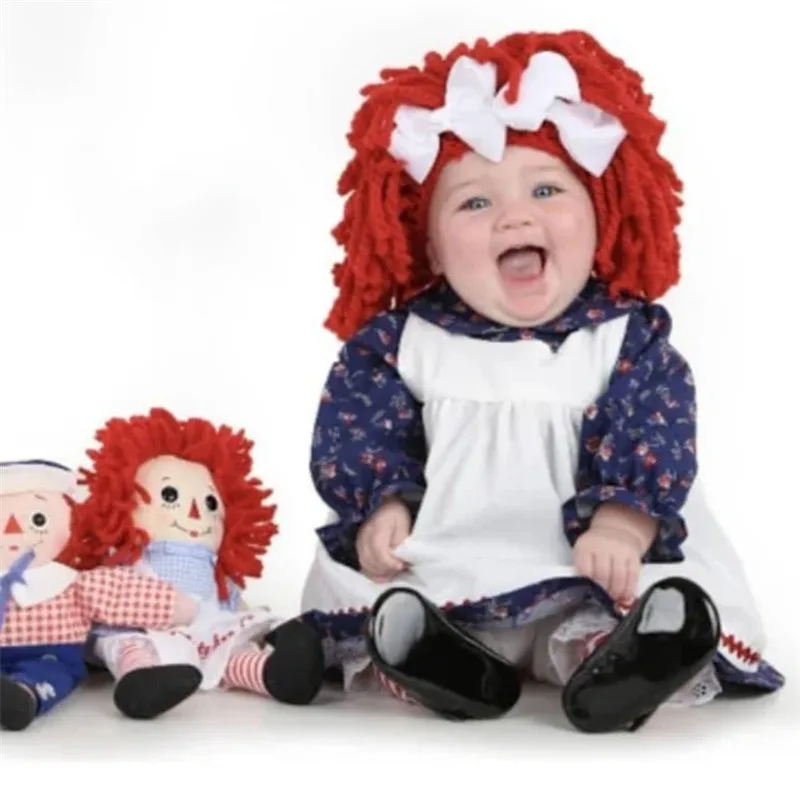 Niña usando la peluca en fiesta de primavera