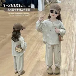 Conjunto deportivo holgado para niña con dibujos y color sólido