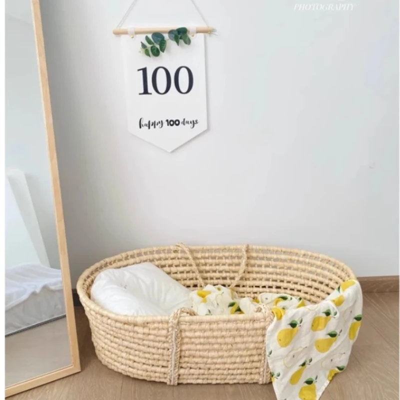 Cesta de paja natural con almohadilla suave para bebé