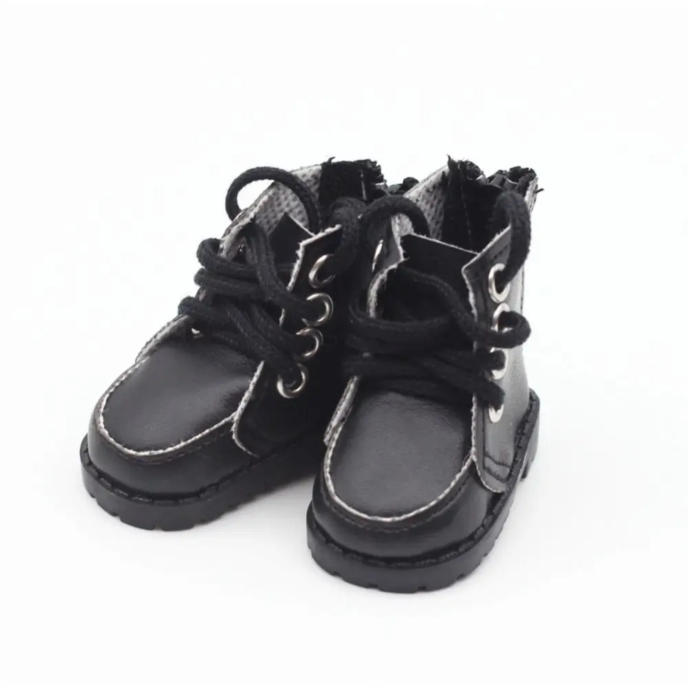 Zapatos para muñeca escala 1/12 en uso con conjunto de ropa