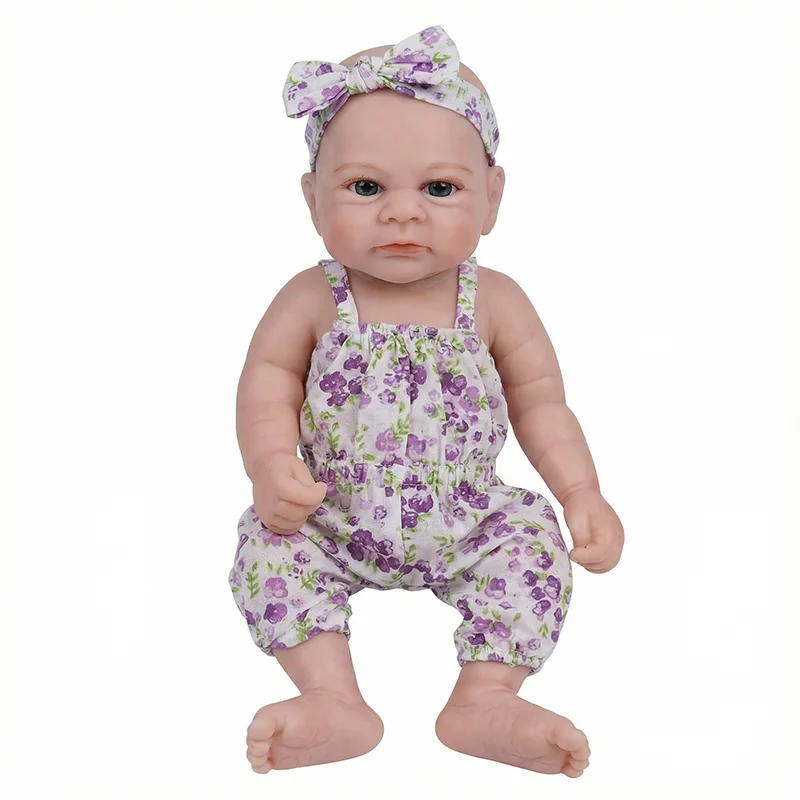 Vista frontal de la muñeca NPK ElijahLelike mostrando su rostro y postura natural