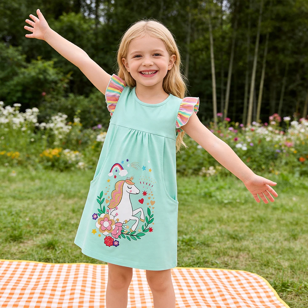 Niña jugando en parque con vestido DXTON