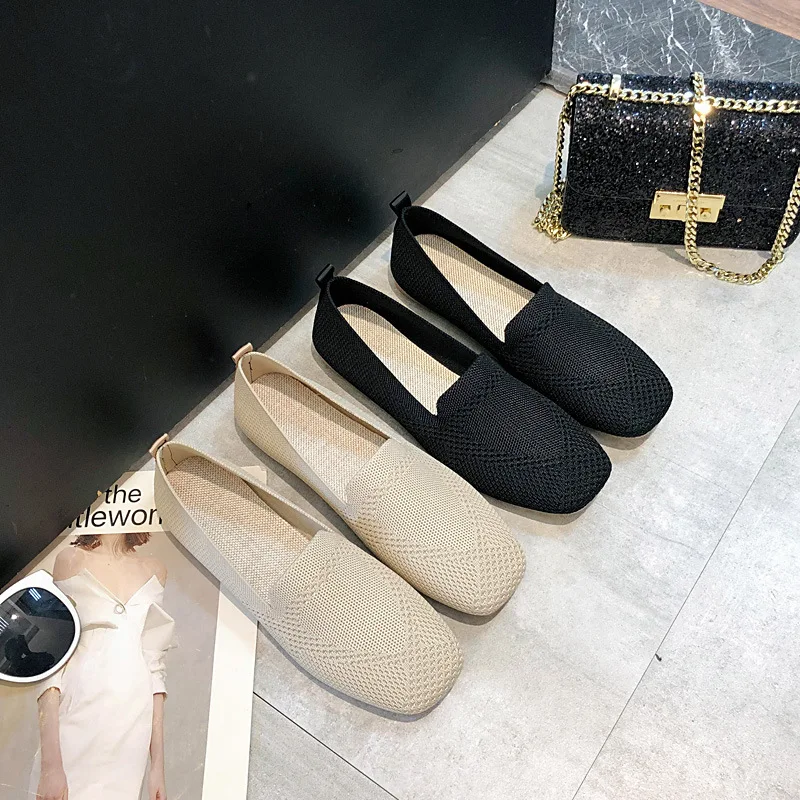 Combinación de zapatos con jeans y falda ligera