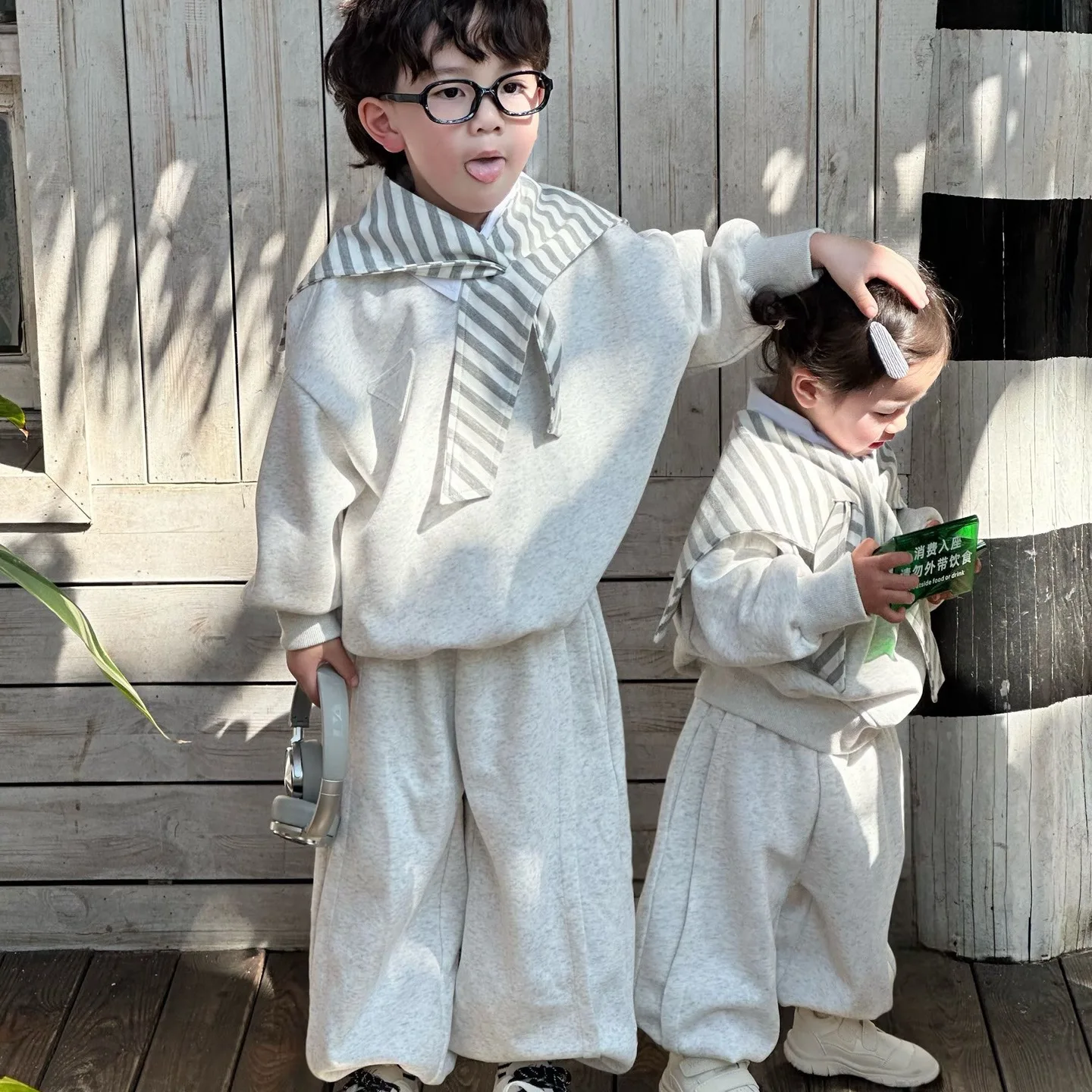 Conjunto de otoño infantil con sudadera y pantalón