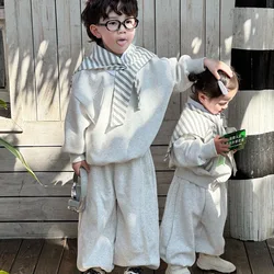 Conjunto de otoño infantil con sudadera y pantalón