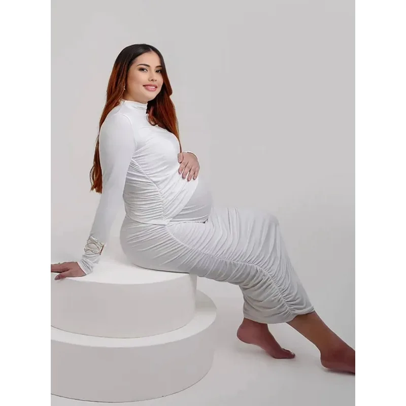 Vestido de embarazo blanco de manga larga con falda fruncida - imagen 3