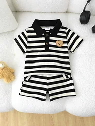 Conjunto bebé osito con top a rayas y pantalón corto informal