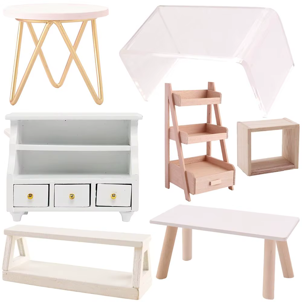 Taburete y mesa miniatura en tono madera clara