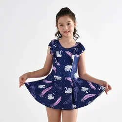 Bañador niña una pieza con falda estampado plumas de cisne princesa