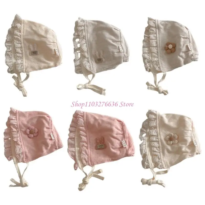 Detalle de encaje floral en gorro de bebé