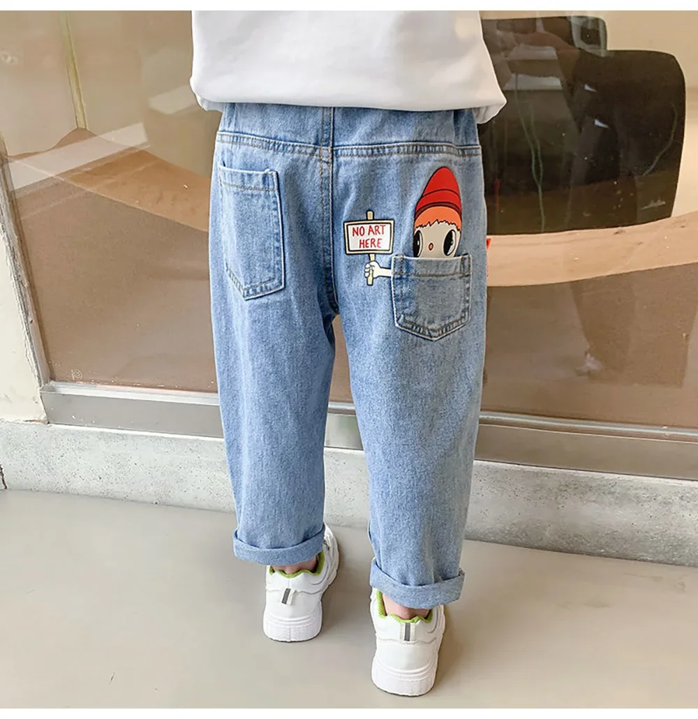 Detalle de cintura elástica en pantalones infantiles