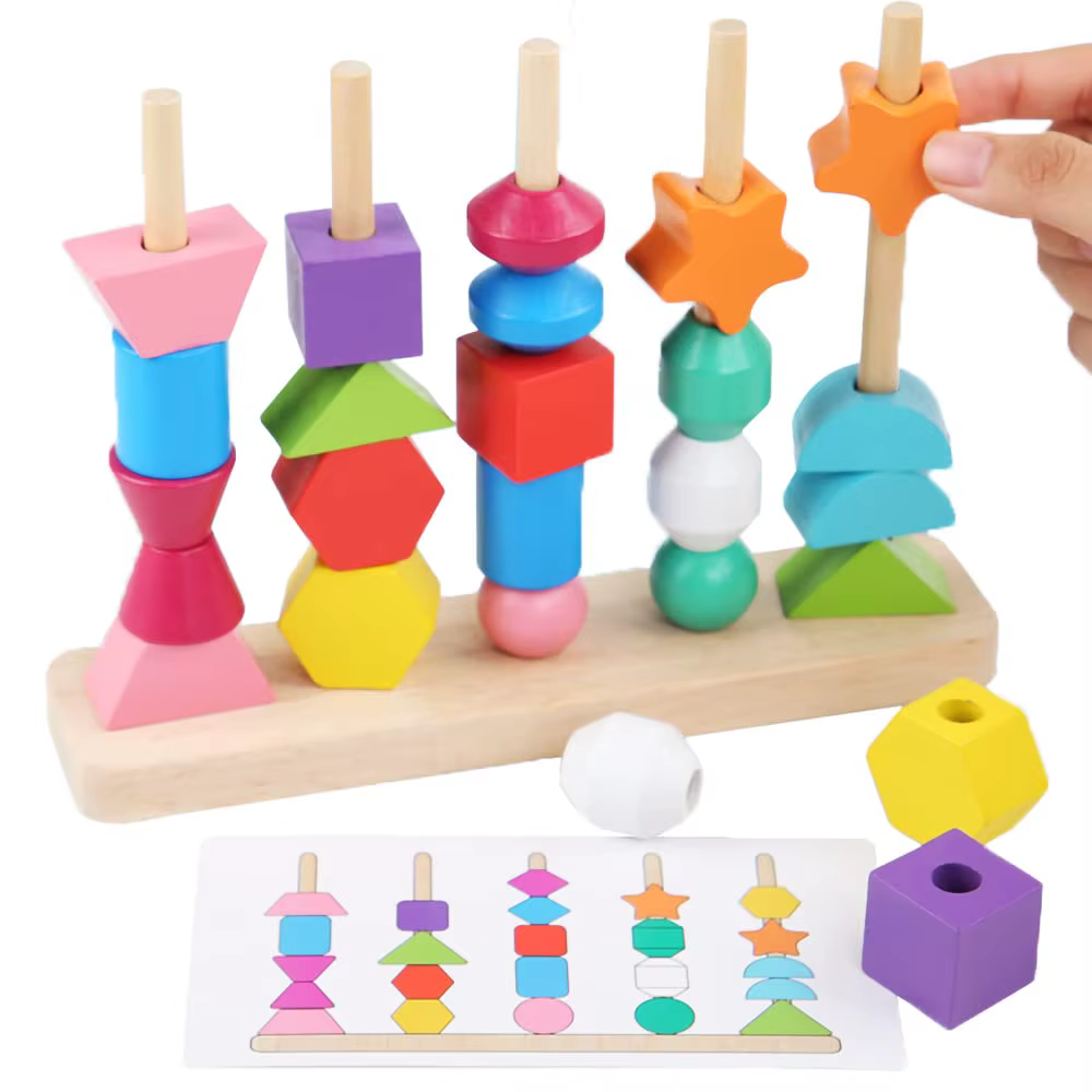 Bloques de madera de colores apilados