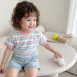Camiseta de rayas transpirable con bordado corazón y manga corta