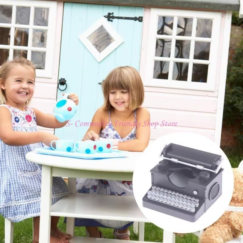 Vista frontal de la máquina de escribir en miniatura vintage para casas de muñecas