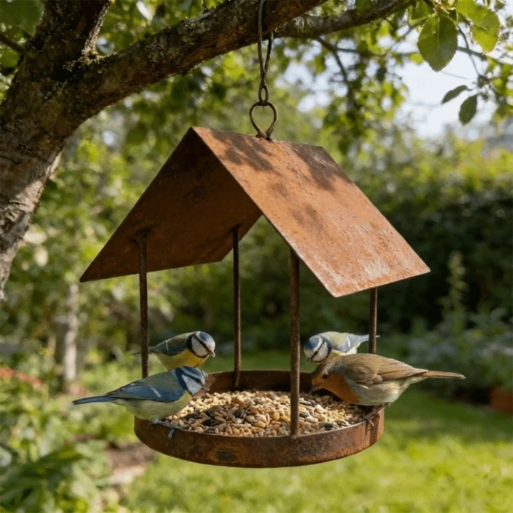 Comedero para pájaros colgante de hierro resistente con diseño cabaña - imagen 5