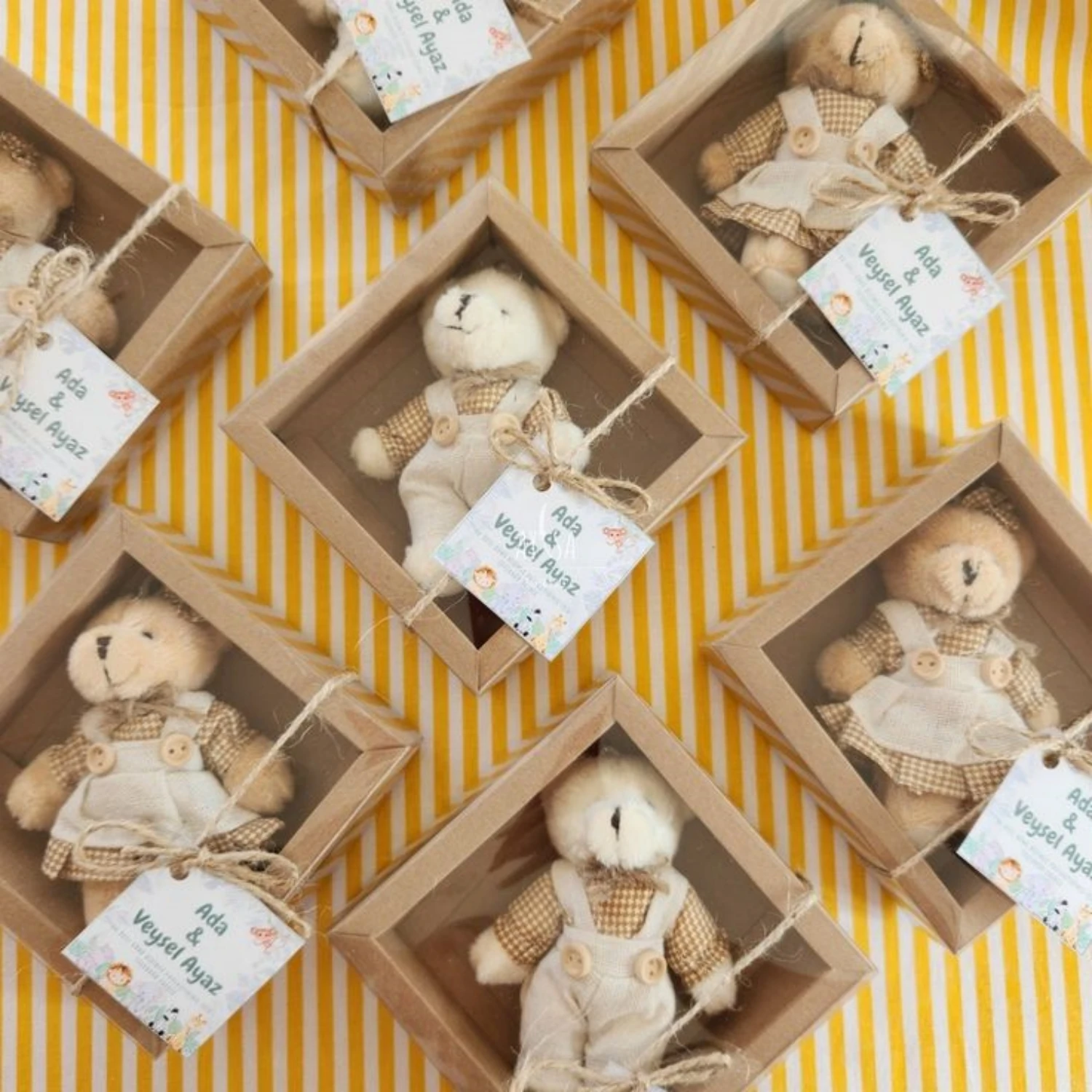 Mini peluche de oso con ropa de arpillera para decoración - imagen 2