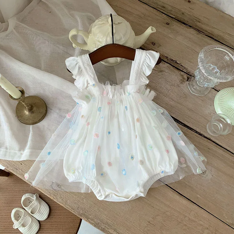 Mono de bebé con volantes florales