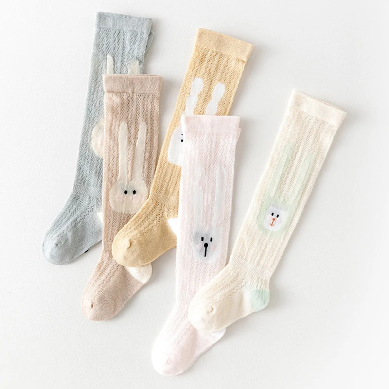 Varios diseños de calcetines con conejito