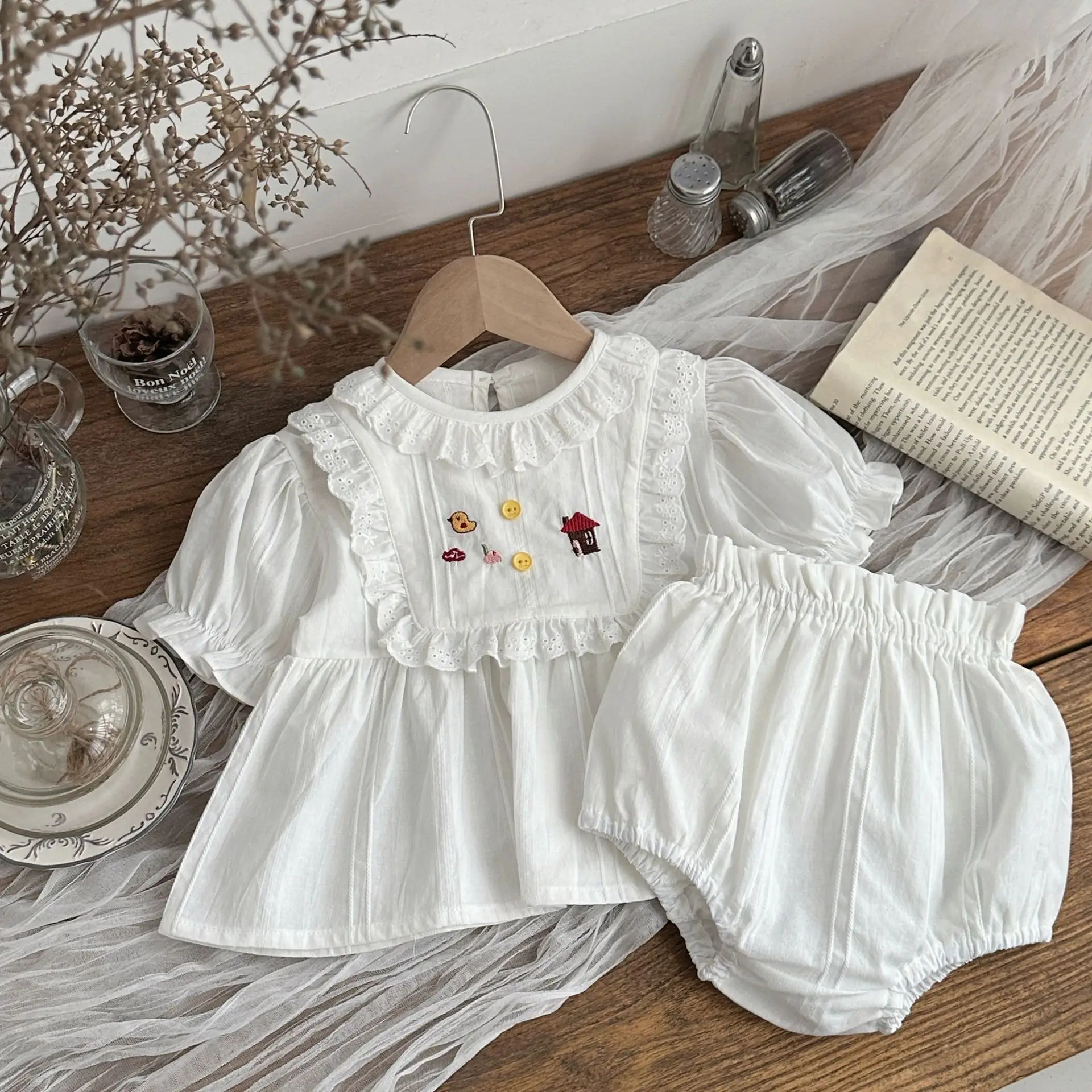 Conjunto de niña con tops bordados y blúmer