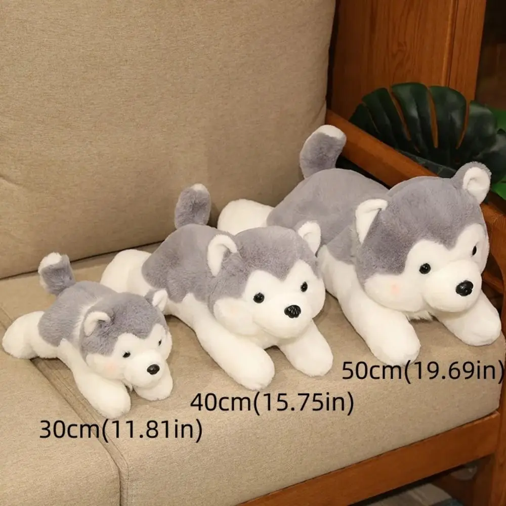 Peluche de husky marrón acostado estilo kawaii
