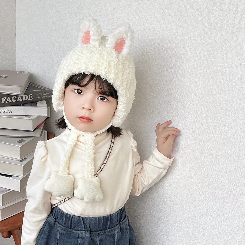 Niños con gorro peludo de dibujos animados