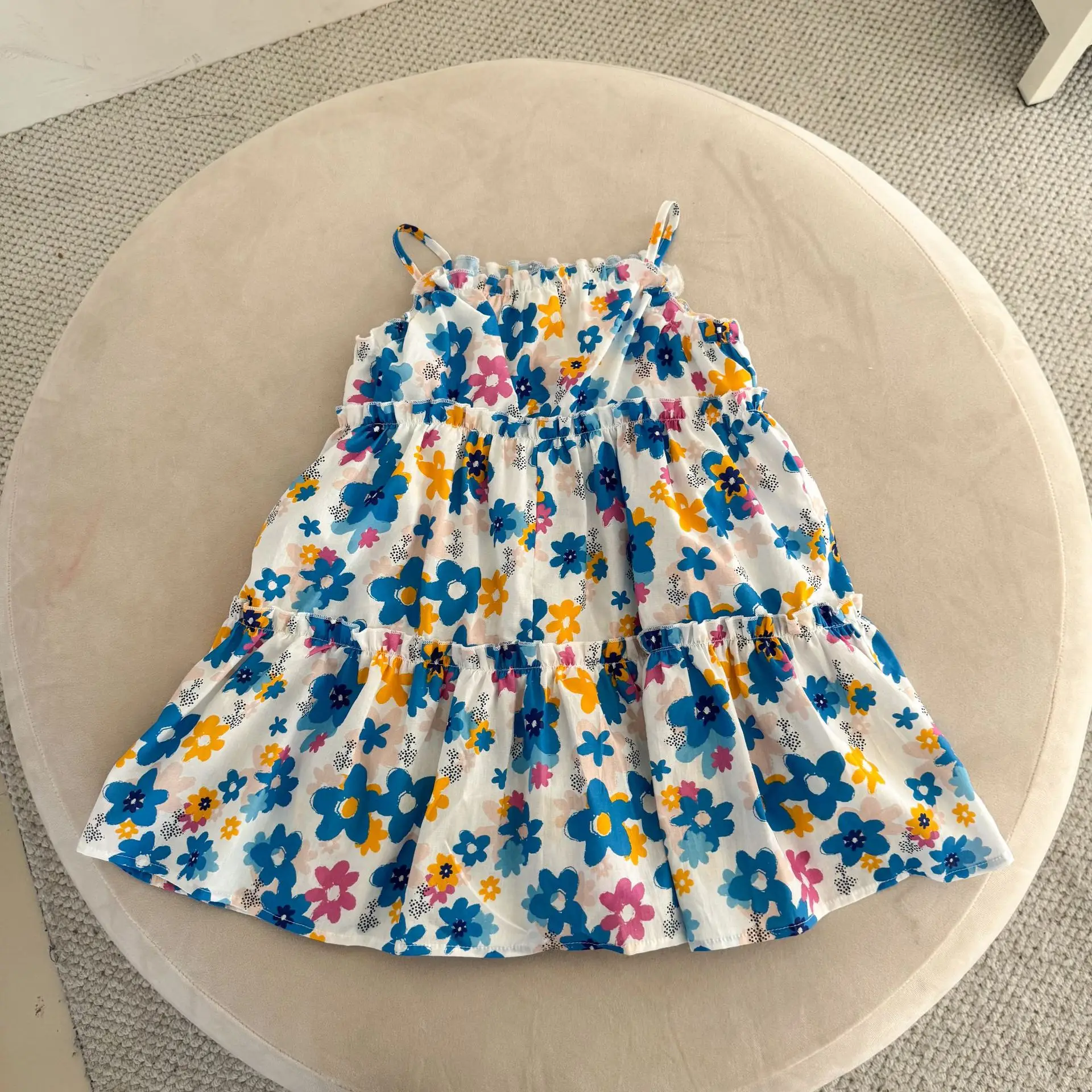 Conjunto infantil estampado floral y detalles del saquito