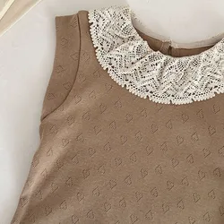 Camiseta sin mangas de bebé niña con cuello de encaje y corazón