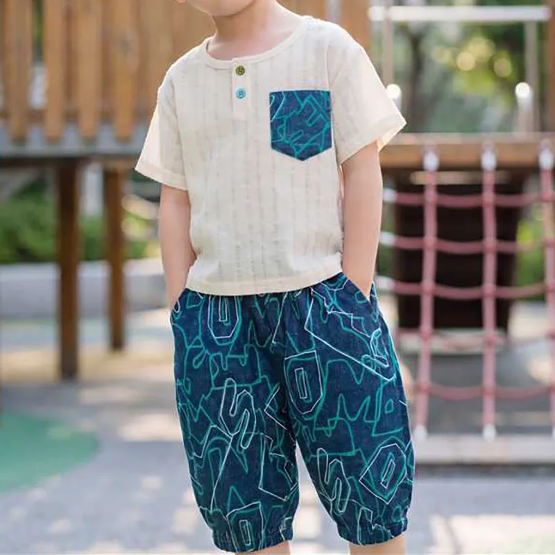 Conjunto de niño camiseta ventilada con aberturas y pantalón letras