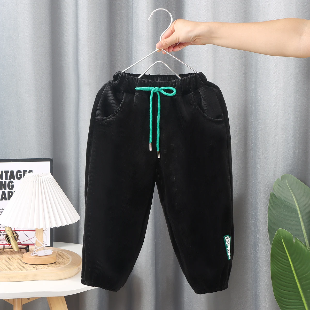 Detalle de pantalón largo para llevar en otoño e invierno