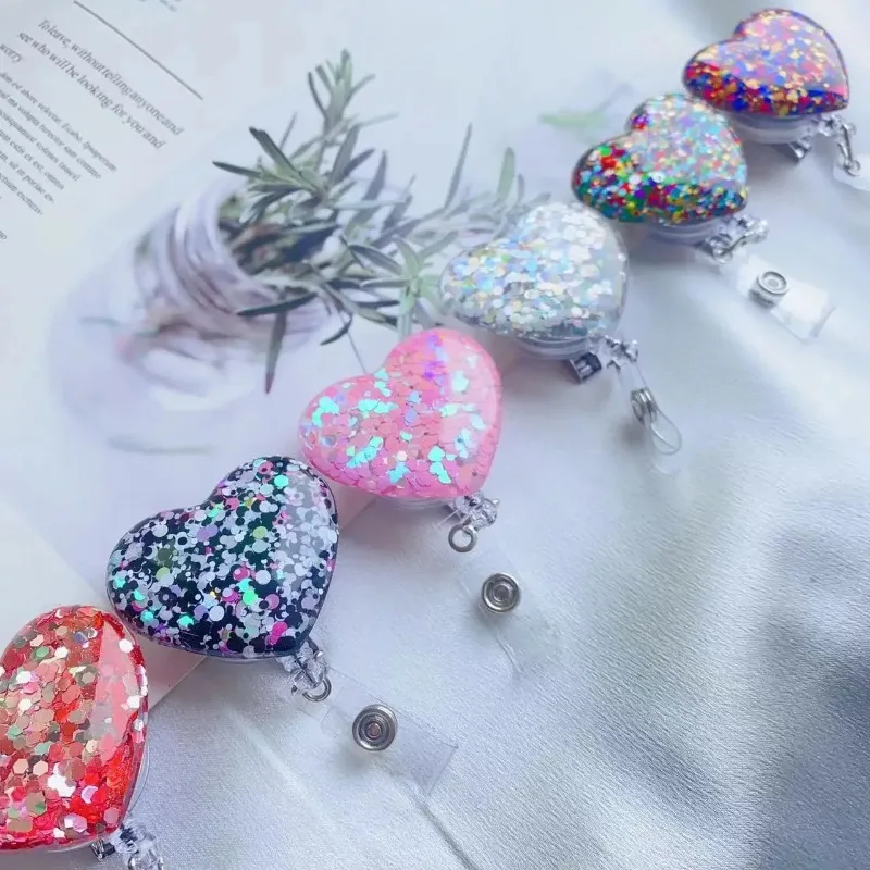 Portainsignias retráctil corazón con clip cocodrilo - imagen 3