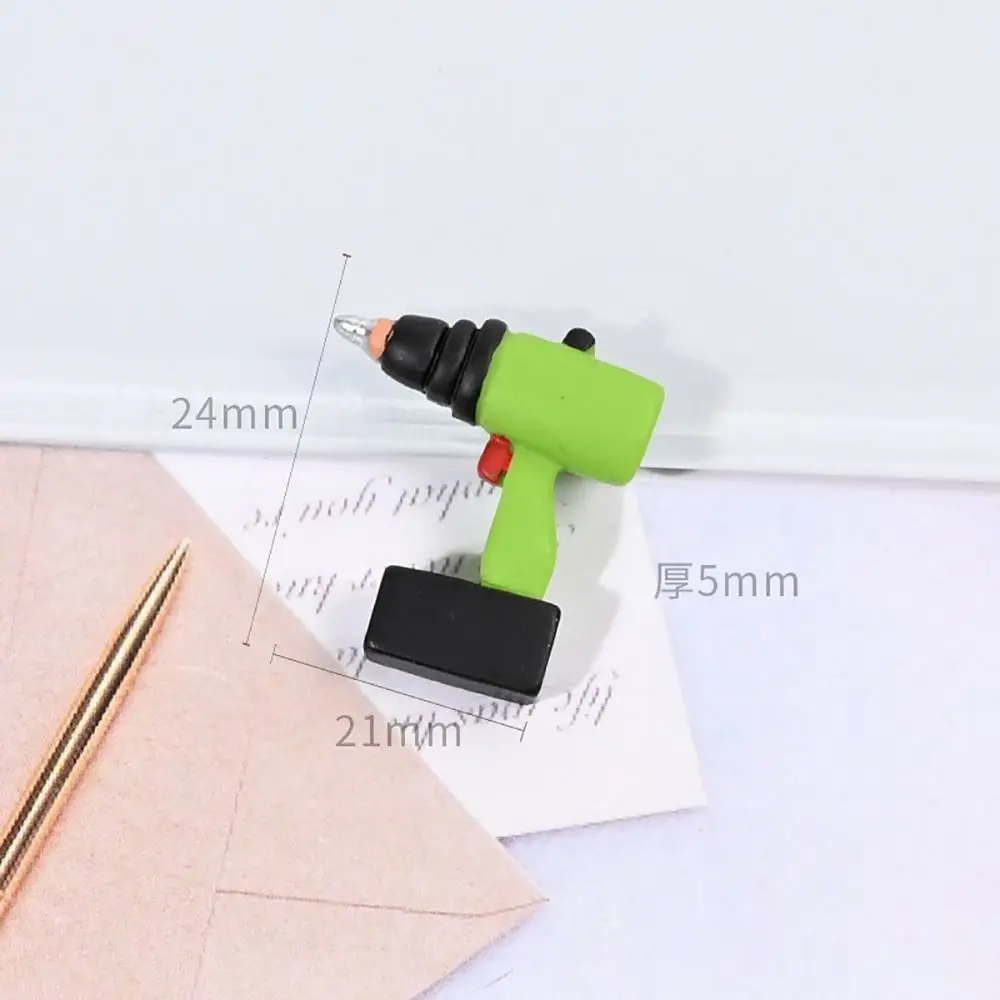 Primer plano de las piezas mostrando el acabado en resina multicolor