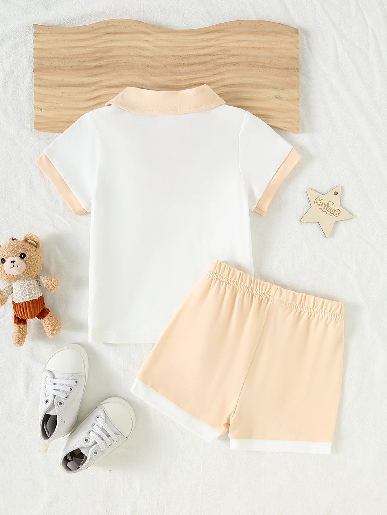 Detalle de la camiseta polo con estampado de oso y cuello en V