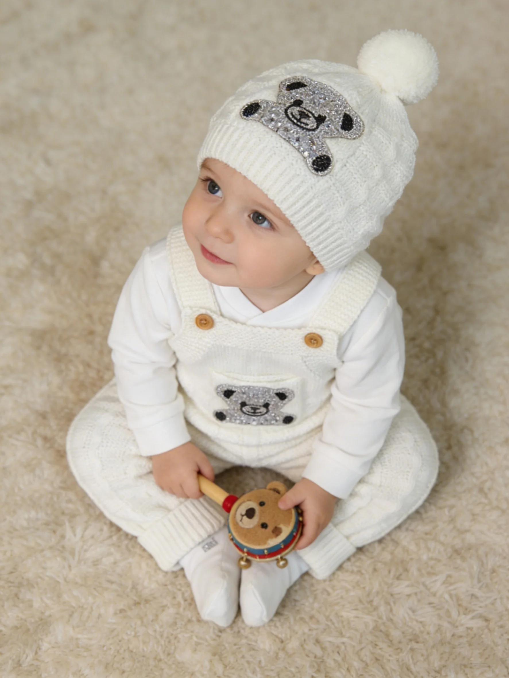 Conjunto de punto de bebé crema con mono y gorro de oso peluche suave - imagen 3