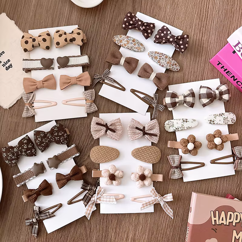 Clips florales beige para niña