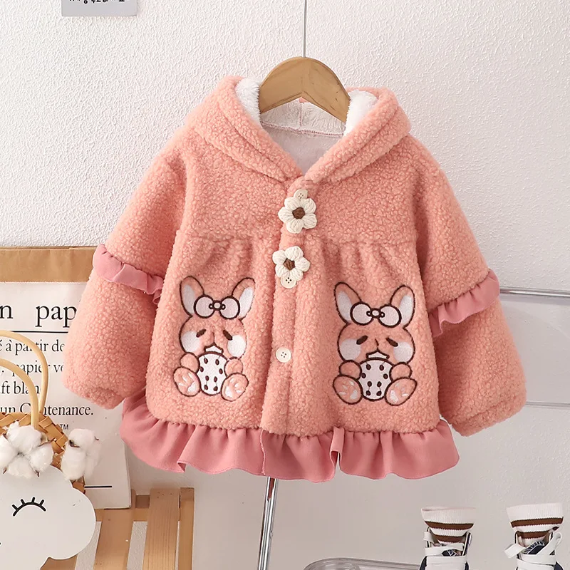 Detalle de la capucha del abrigo para niñas