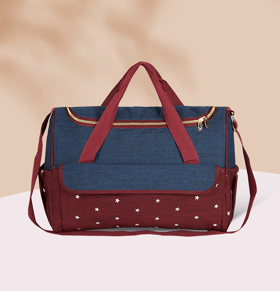 Bolsa para pañales con bolsillos impermeables en uso