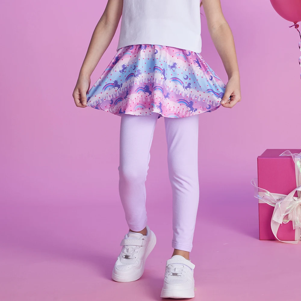 Detalle del estampado arcoíris de unicornio en leggings infantiles